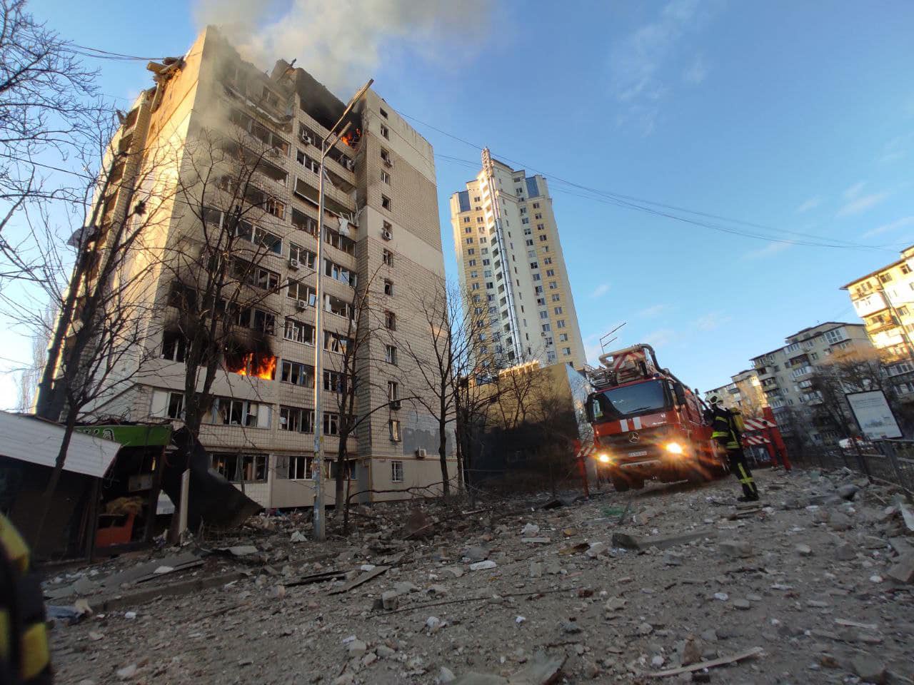 В Шевченковском районе Киева в результате обстрела произошел обвал в жилом доме (фото)