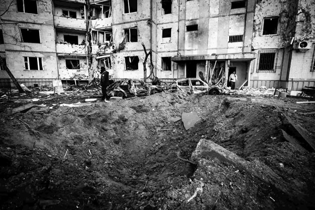 В Святошинском районе Киева в результате попадания снаряда пострадали шесть человек. Повреждены помещения двух школ и двух детских садов (фото)