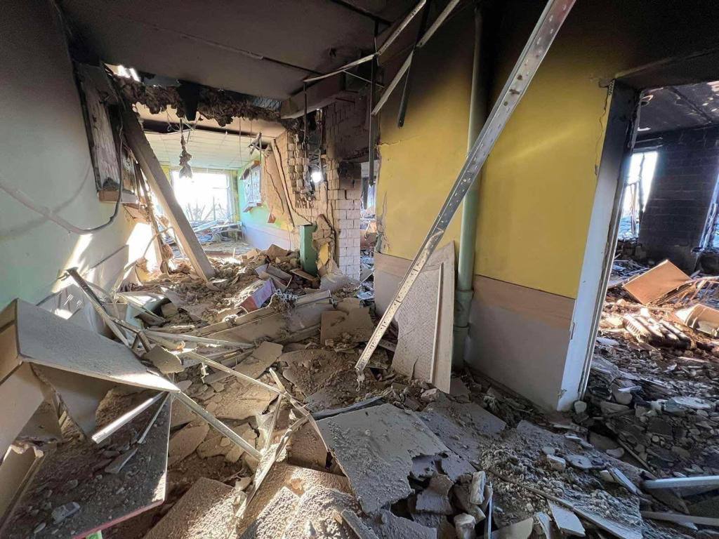 В Киевской области в результате обстрелов и бомбардировок разрушено 45 заведений образования (фото)
