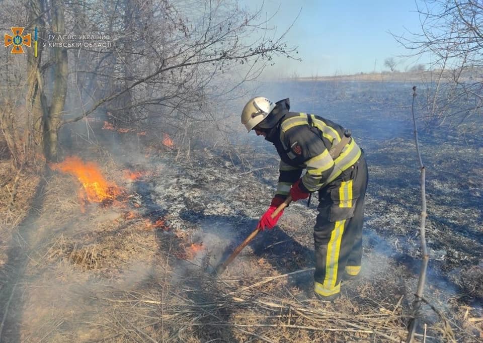 В Киевской области продолжаются возгорания травяного настила (фото)