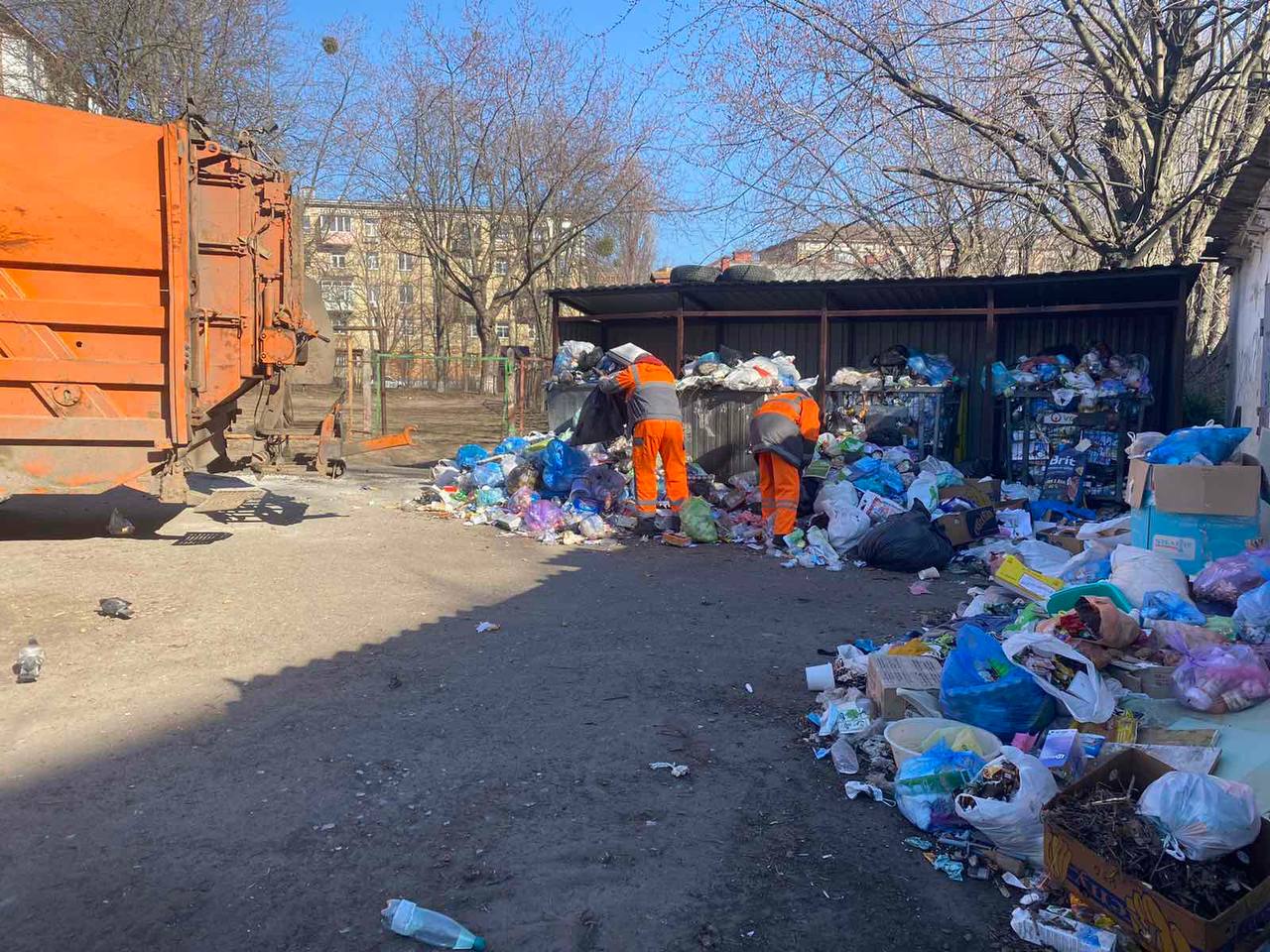 В Киеве ежедневно работают до 90 мусоровозов