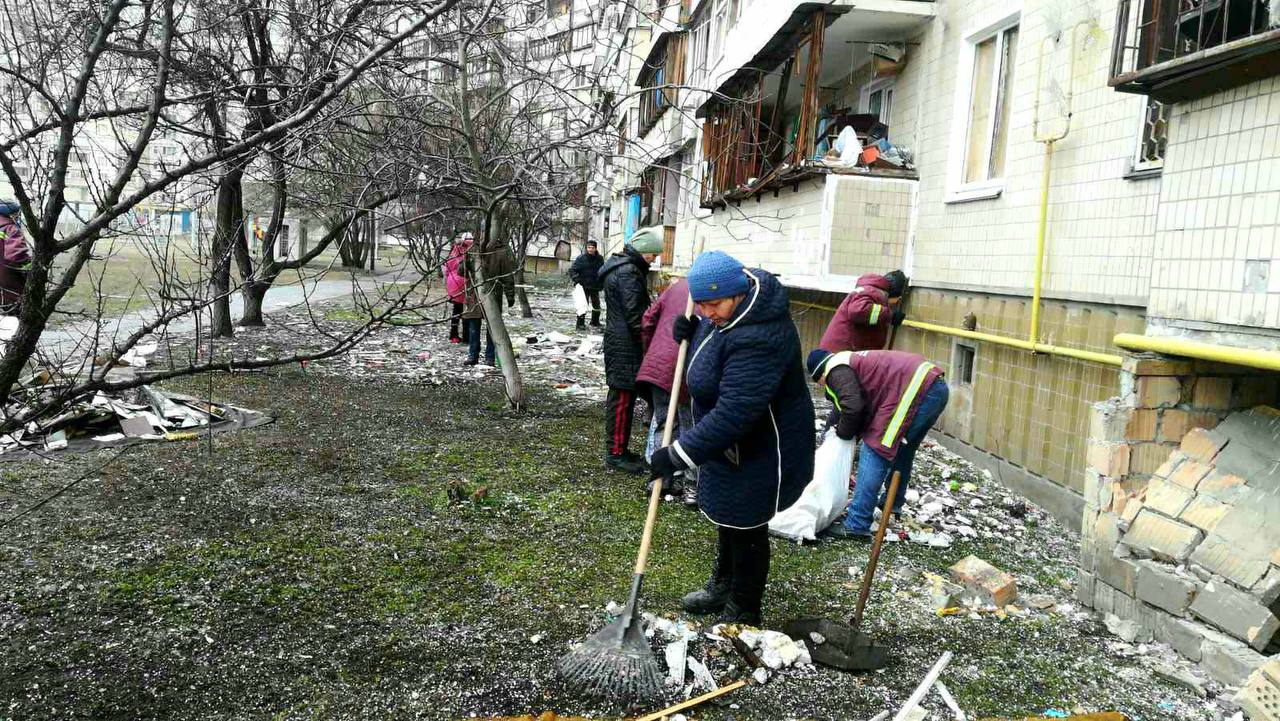В Киеве более 2,3 тысяч дворников продолжают убирать улицы и дворы во время военного положения