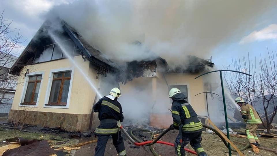 В Оболонском районе Киева снаряд попал в частный дом. Возник пожар (фото, видео)