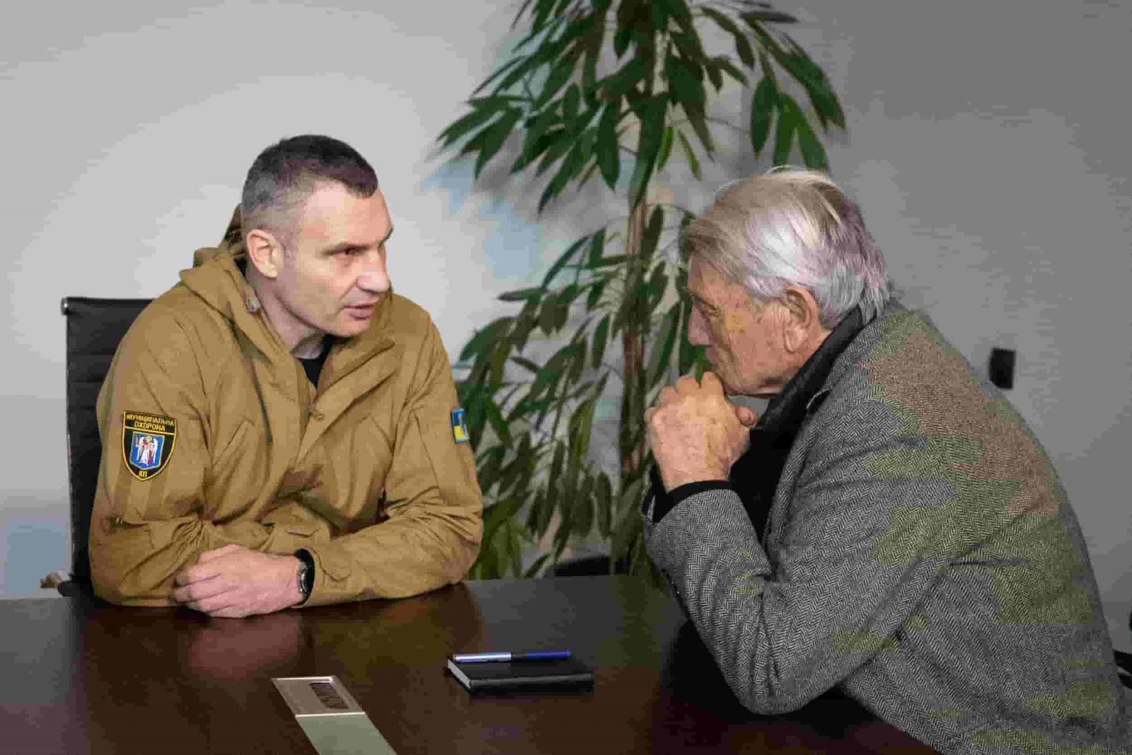 Виталий Кличко встретился в Киеве с французским политиком и провел онлайн-переговоры с мэром Барселоны