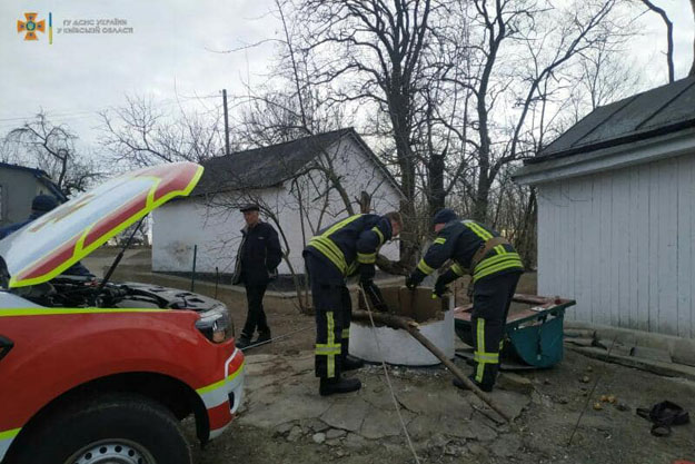 В Киевской области женщина упала в колодец глубиной 20 метров (фото)