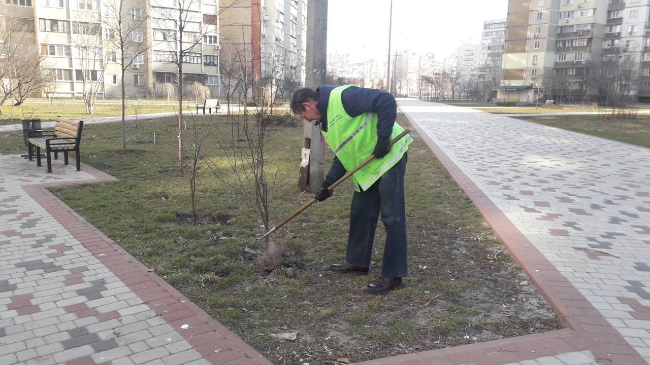 В Киеве работает около 700 озеленителей, которые убирают столичные парки (фото)