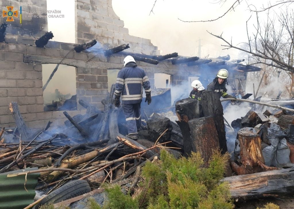 В Бориспольском районе после попадания снаряда сгорел склад (фото)
