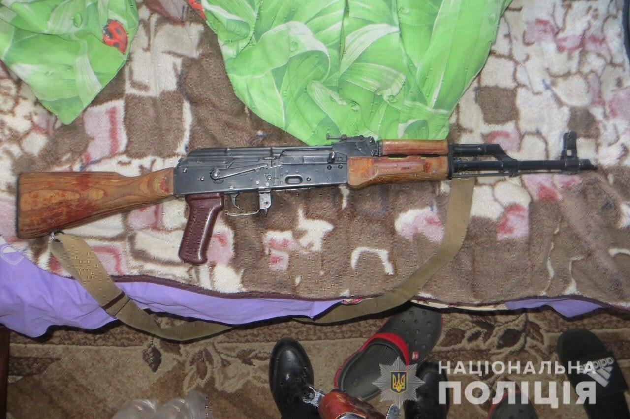 В Киеве полицейские задержали двоих мужчин за хранение оружия и боеприпасов