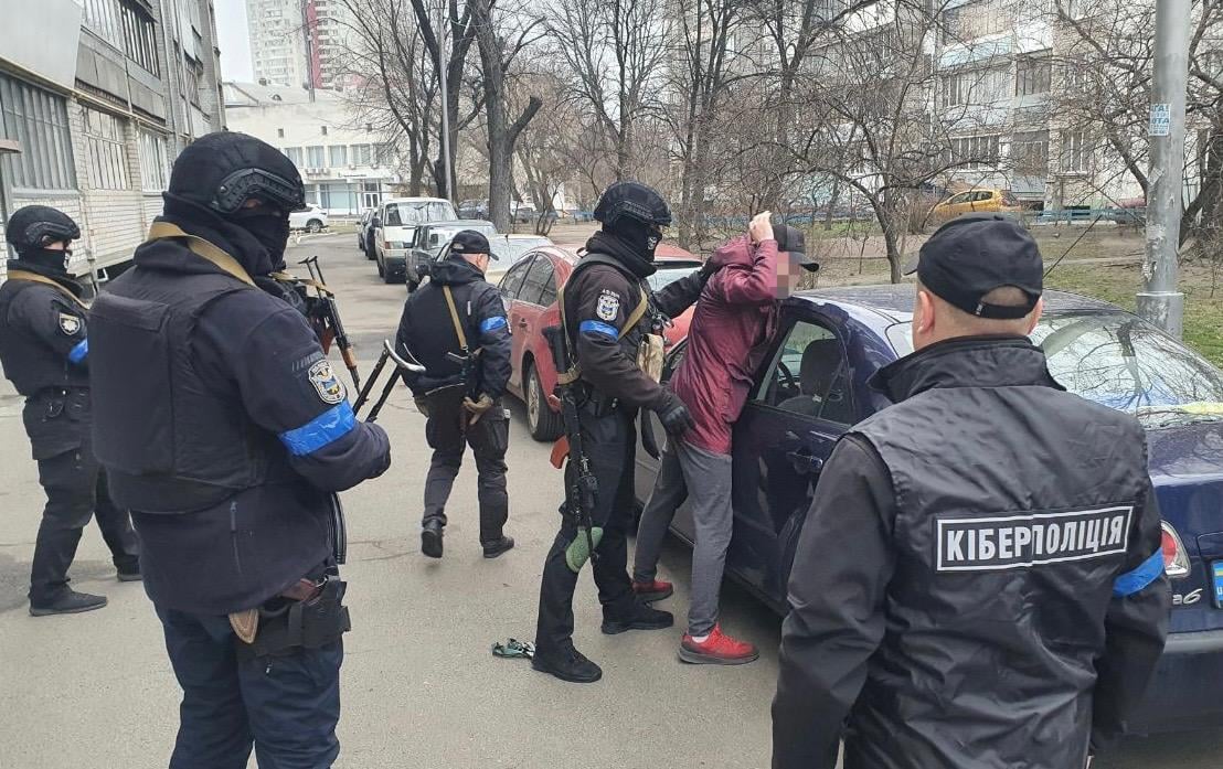 Мошенники выманивали деньги у вынужденных переселенцев. Киевская прокуратура ведет расследование