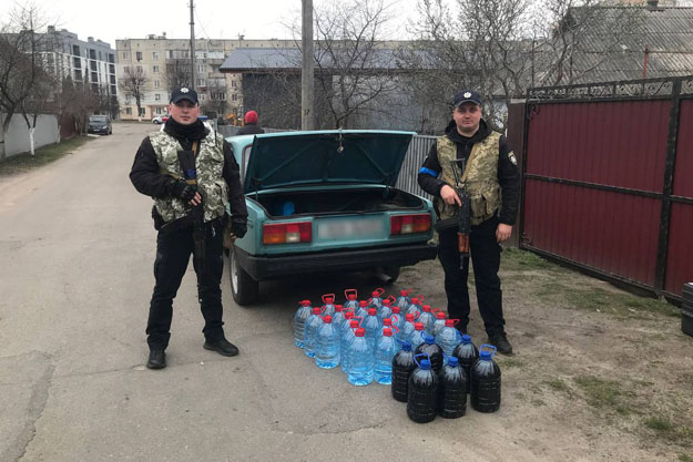 В Киевской области полицейские изъяли около 300 литров самогона и браги (фото, видео)