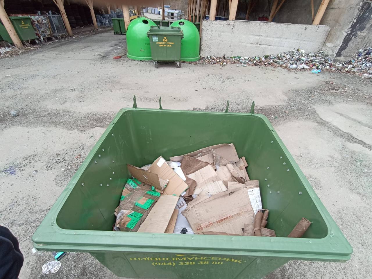 В Киеве перевозчики отходов просят горожан прессовать бумажную и пластиковую упаковку, чтобы уменьшить объемы мусора