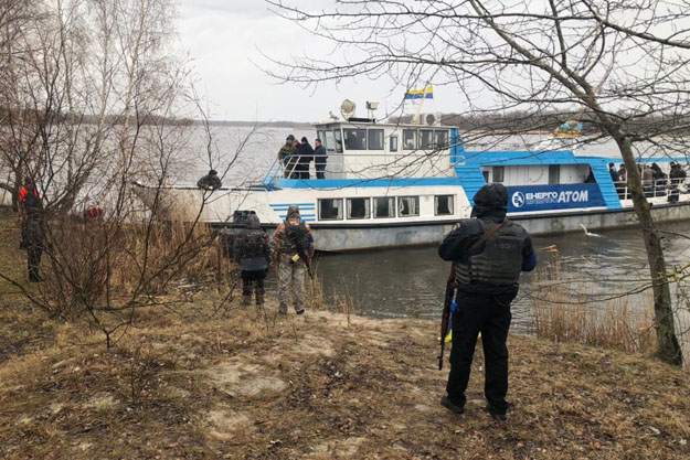 Полицейские Вышгородского района доставили сотрудников Чернобыльской АЭС на место работы (фото)