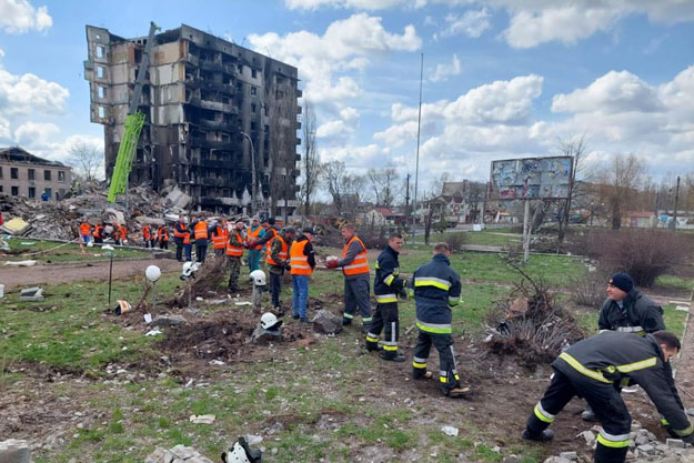 В Бородянке из-под завалов достали тела семи человек (фото, видео)