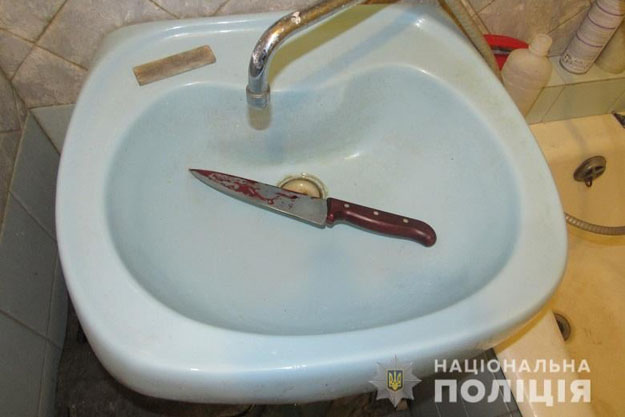 В Киеве на Троещине местный житель отмечал день рожденья и ударил гостя ножом