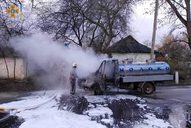В Белоцерковском районе сгорели молоковоз и жилой дом
