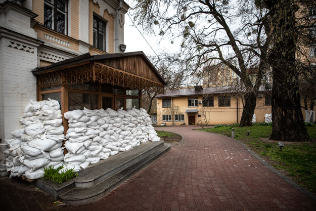 Киевские музеи разобрали экспозиции и спрятали экспонаты (фото)