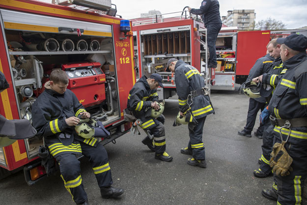 Киев получил восемь пожарно-спасательных автомобилей с необходимым снаряжением и 12 реанимобилей от Германии (фото, видео)