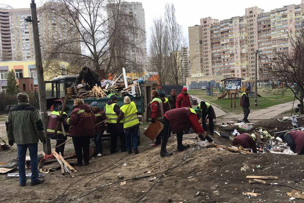В Киеве более 5 тысяч работников коммунальных компаний продолжают обслуживать киевлян