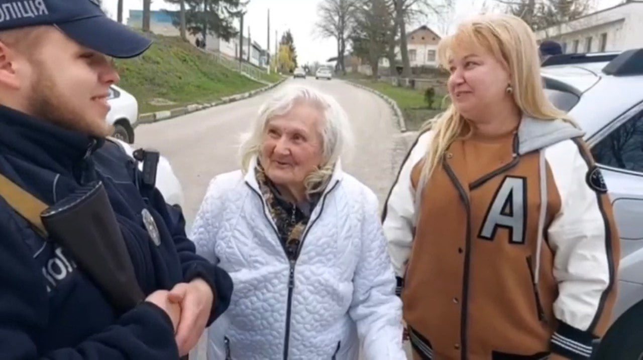 В Киевской области полицейский помог пенсионерке вернуться домой (видео)