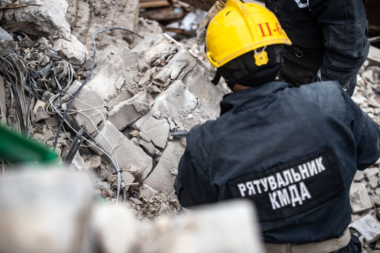 Киевские спасатели ликвидируют последствия обстрелов в столице (фото)