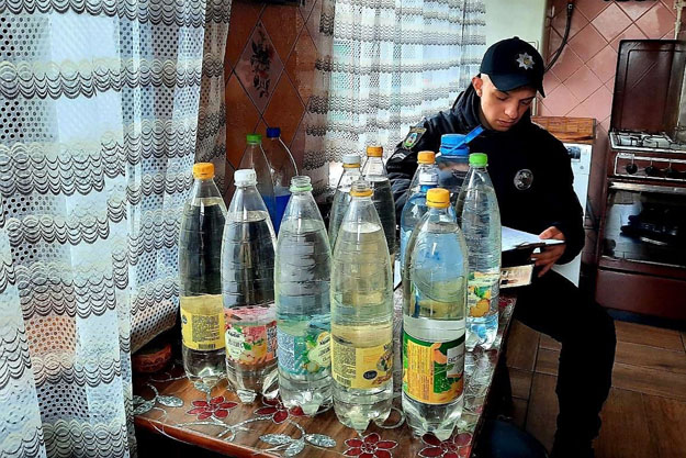 В Киевской области подпольный продавец самогона отравил двух школьниц