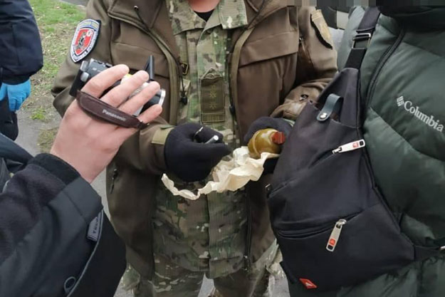 По Киеву ходил человек с гранатой