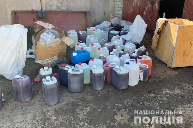 Киевские полицейские изъяли у преступной группировки наркотики на сумму 1,5 миллиона гривен и 300 тысяч долларов наличными