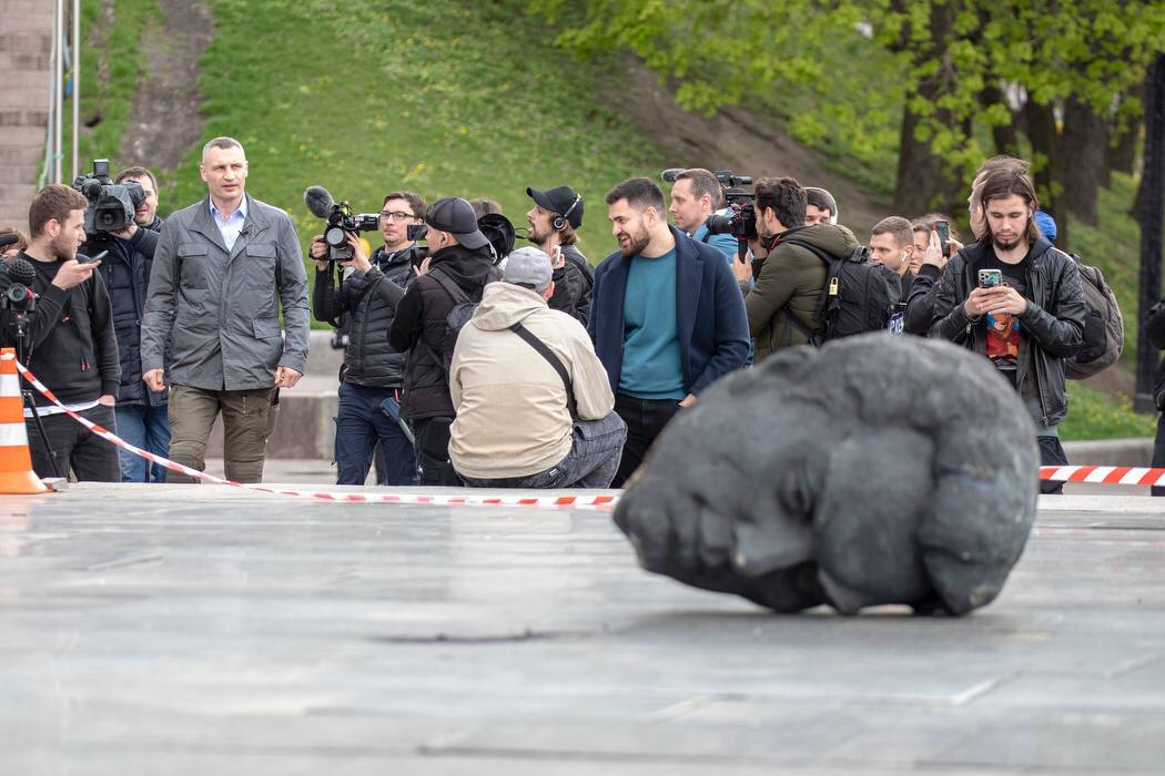 В Киеве снесли памятник рабочим в Крещатом парке (фото)