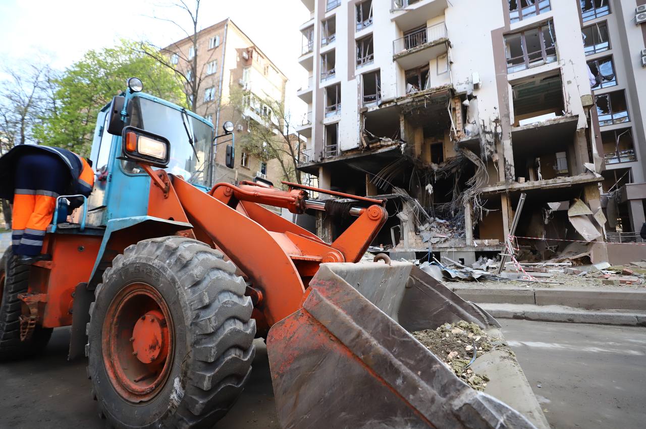 В Киеве ликвидируют последствия ракетного удара (фото)
