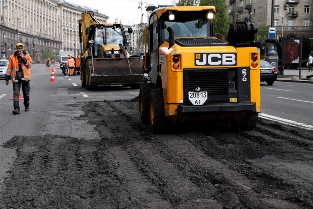 В Киеве приступили к ремонту дорожного покрытия (фото)