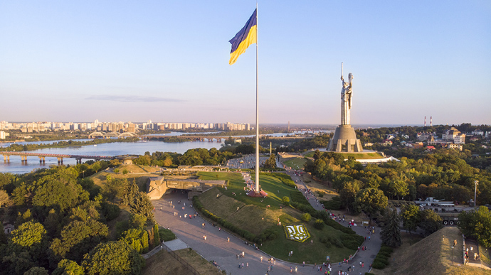 В Киеве заменили флаг на 90-метровом флагштоке