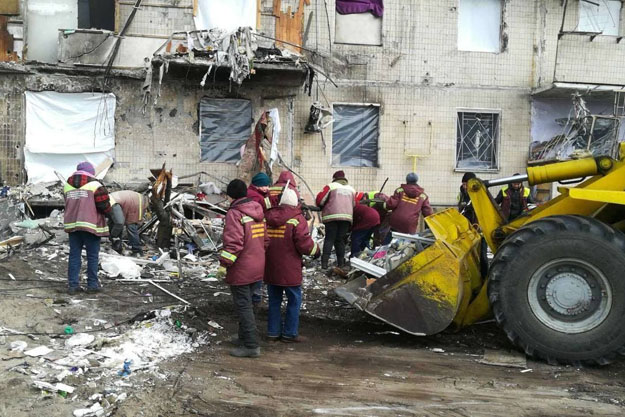В Киеве расчищают территории около разрушенных домов. Вывезено более 1,5 тысяч кубометров строительных отходов