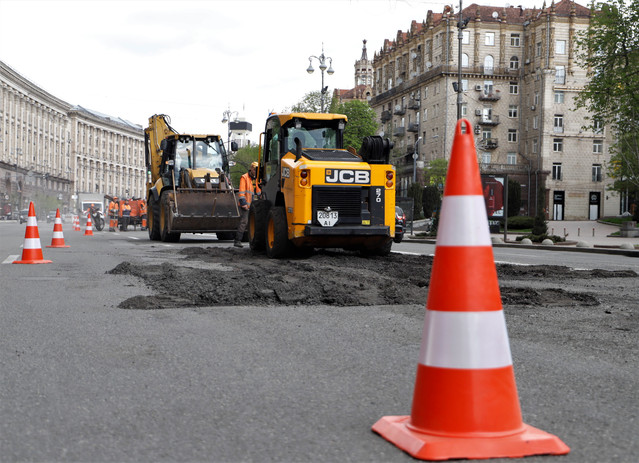 В Киеве продолжается ремонт улиц: ежедневно работает около 600 дорожников