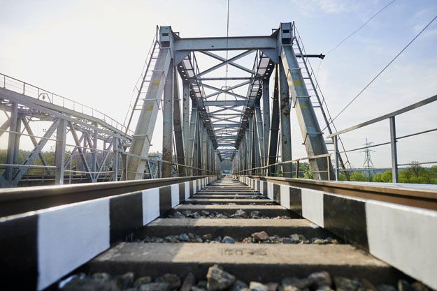 В Киевской области предприятие “Укрзалізниця” восстановило железнодорожный мост через реку Ирпень (фото)