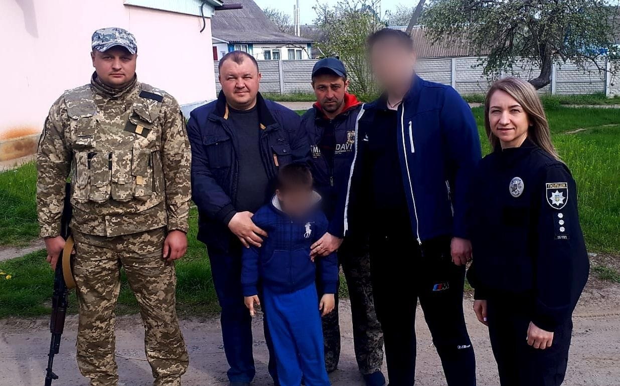 В Белоцерковском районе полицейские помогли потерявшемуся шестилетнему мальчику вернуться домой