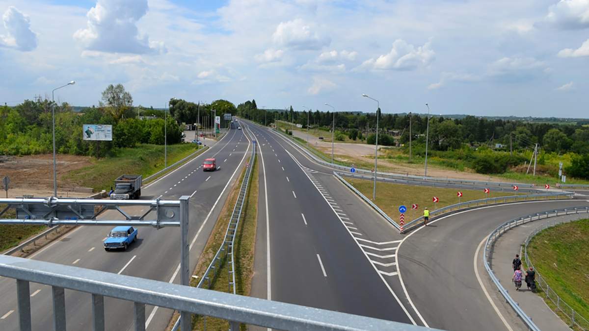 На автотрассе Киев-Полтава восстановлено движение грузовых автомобилей