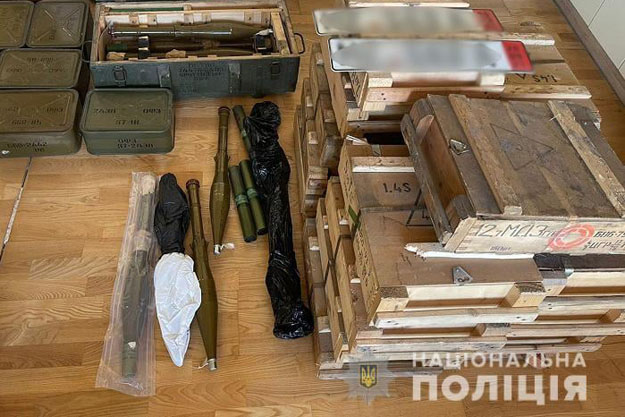 Житель Киевской области хранил в своем доме противотанковые гранатометы и автоматы Калашникова