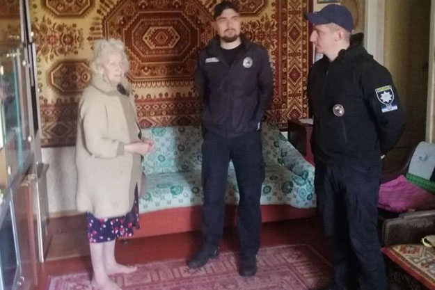 В Киеве полицейские спасли голодающую пенсионерку с провалами в памяти