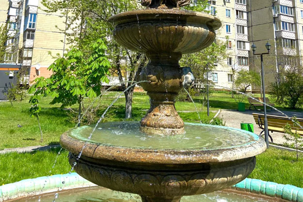 В Дарницком районе Киева запустили три фонтана