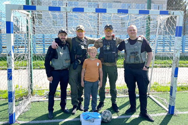 Полицейские Киевской области купили бутсы школьнику, который играл в футбол босиком
