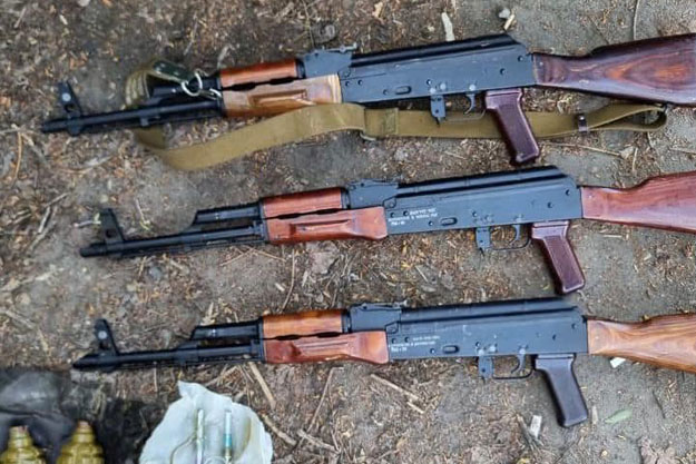 В Киеве двое местных жителей торговали автоматами Калашникова и пистолетами 