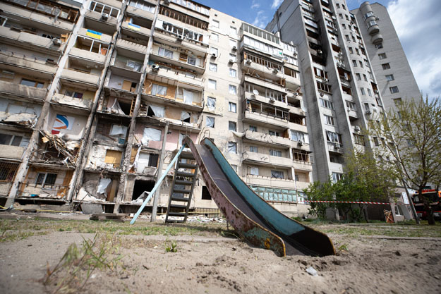 Киевские спасатели разбирали завалы жилого дома, пострадавшего под обстрелами (фото)