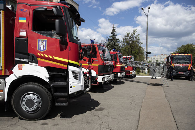 Киевские спасатели получили 12 специализированных автомобилей