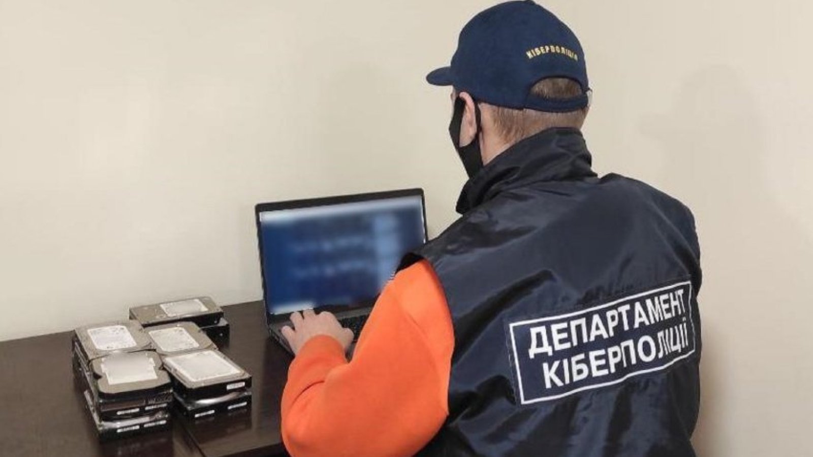 Полицейские Оболонского района Киева разоблачили интернет-мошенника, который похитил у граждан 200 тысяч гривен