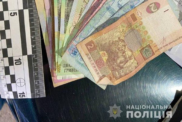 В Киеве двое местных жителей избили знакомого и вымогали у него деньги