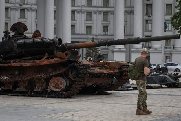 В Киеве на Михайловской площади выставили разбитую военную технику РФ (фото, видео)