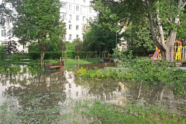 В Голосеевском районе Киева затопило улицу (фото)