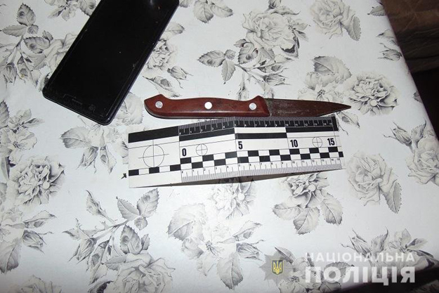 В Подольском районе Киева женщина ударила ножом своего мужа