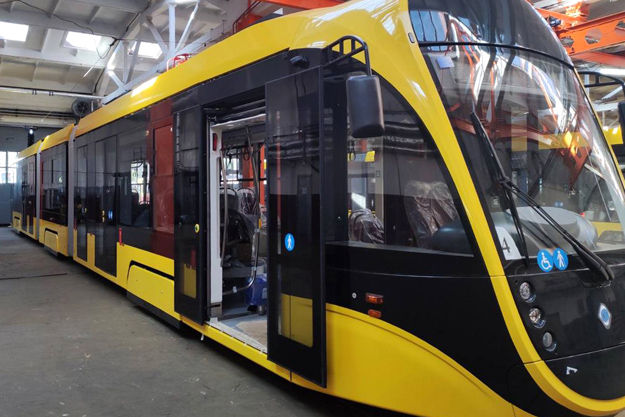 В Киев доставлены новые трехсекционные трамваи 