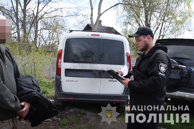 В Киеве местный житель угнал автомобиль эвакуировавшейся горожанки